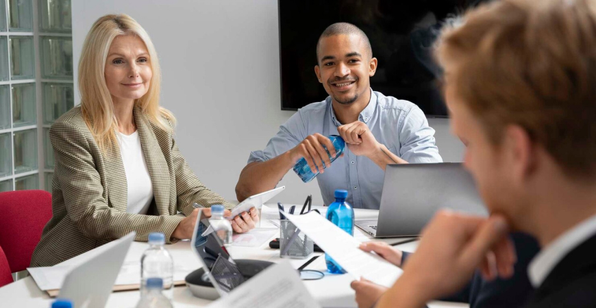 Férias dos funcionários como pagar certo — equipe em reunião discutindo gestão trabalhista e obrigações com folha de pagamento
